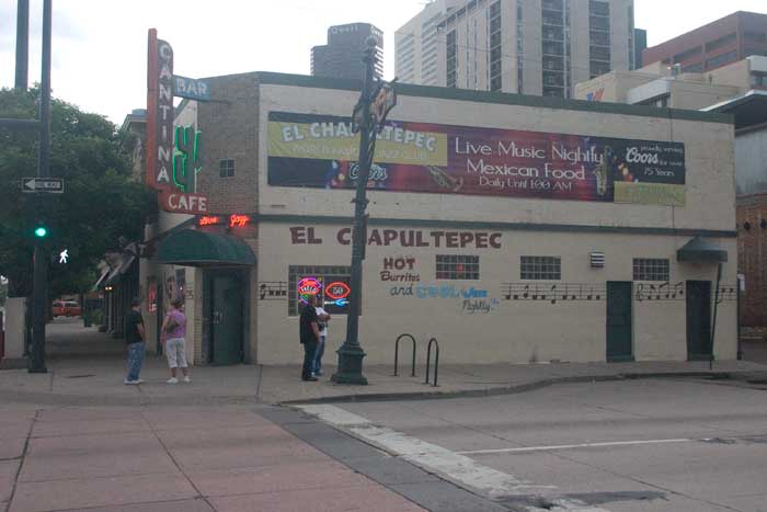 El Chapultepec Outisde